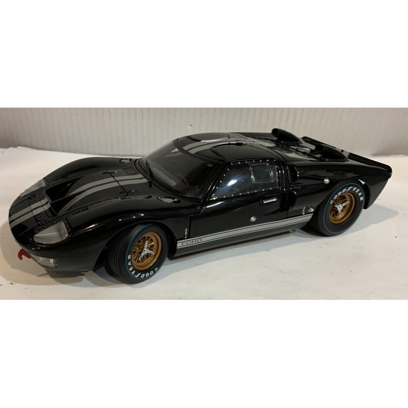 SHELBY COLLECTIBLES SHELBY 402  1/18 DIE CAST FORD GT40 MKII  NEGRO RAYAS PLATA