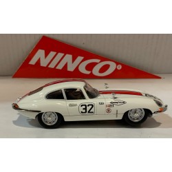 SLOT CAR NINCO 50596 JAGUAR E-TYPE COUPE -32 SEBRING